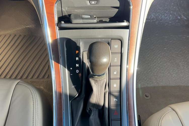 Used Roewe 950 2012 2.4L Luxury Executive Edition Interior 10