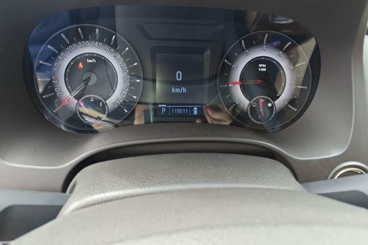Used Roewe 950 2012 2.4L Luxury Edition Odometer Close Up