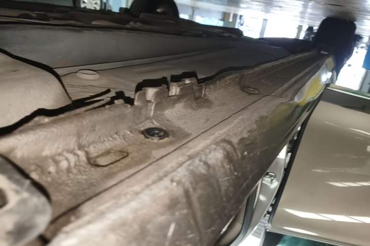Used Roewe 950 2012 2.0L Comfort Edition Right Side Sill