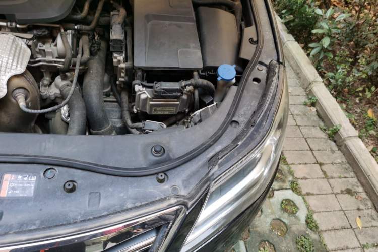 Used Roewe 950 2015 1.8T Elegant Edition Engine Bay Left