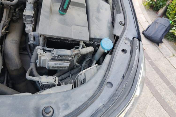 Used Roewe 950 2015 2.0T Luxury Executive Edition Engine Bay Left