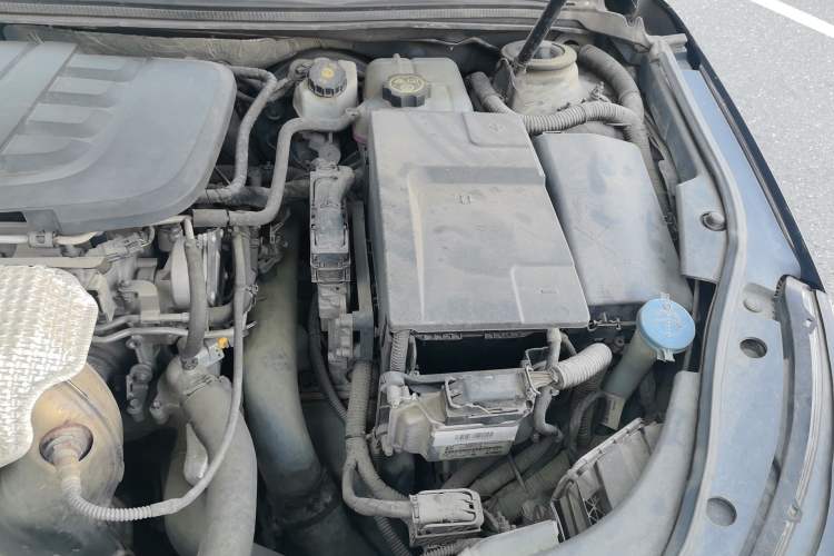 Used Roewe 950 2015 2.0T Luxury Executive Edition Engine Bay Left