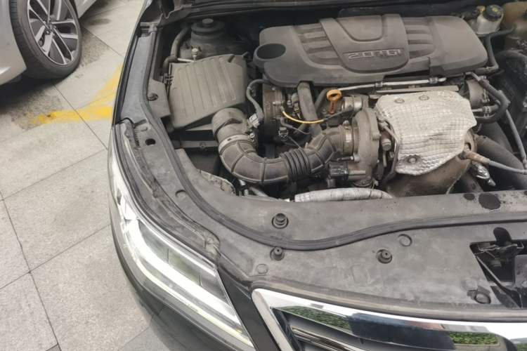 Used Roewe 950 2015 2.0T Luxury Executive Edition Engine Bay Right