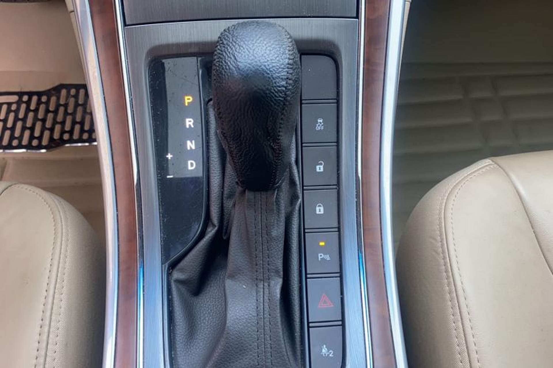 Used Roewe 950 2015 1.8T Elite Edition Gear Lever