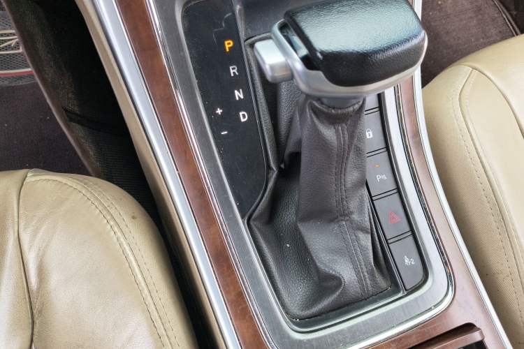 Used Roewe 950 2015 1.8T Elite Edition Gear Lever