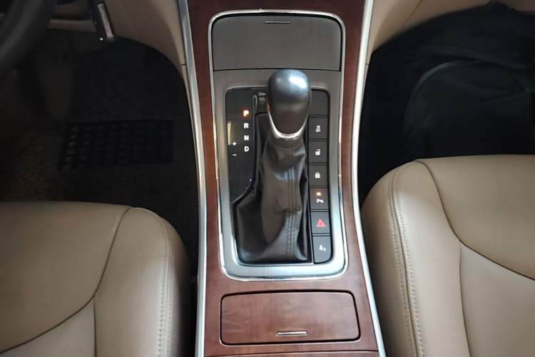 Used Roewe 950 2015 1.8T Elite Edition Gear Lever