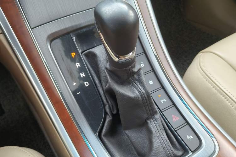 Used Roewe 950 2015 1.8T Elite Edition Interior 10