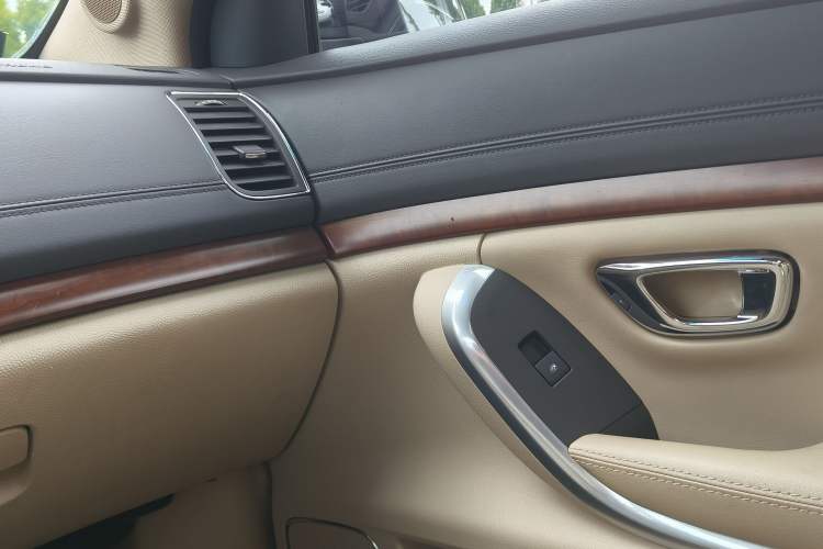 Used Roewe 950 2015 1.8T Elite Edition Interior 12