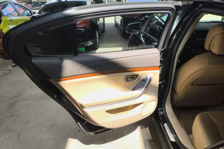 Used Roewe 950 2015 1.8T Luxury Edition Interior 8