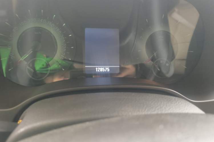 Used Roewe 950 2015 1.8T Elegant Edition Odometer Close Up