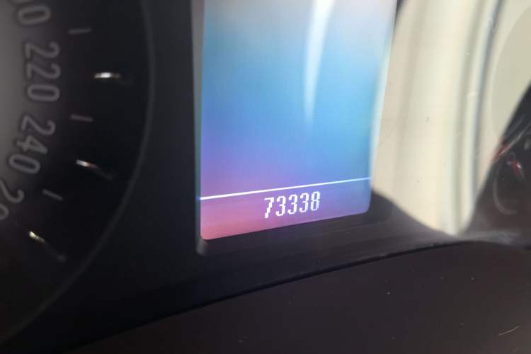 Used Roewe 950 2015 1.8T Luxury Edition Odometer Close Up