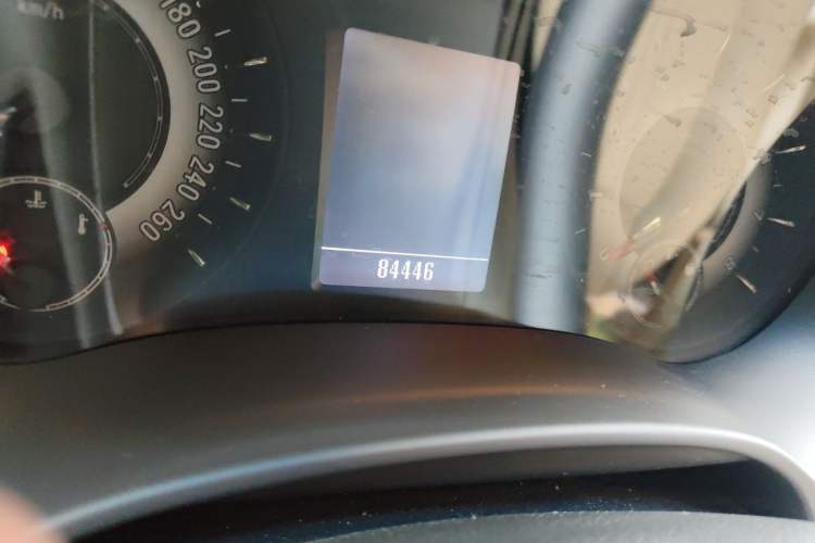 Used Roewe 950 2015 1.8T Elite Edition Odometer Close Up