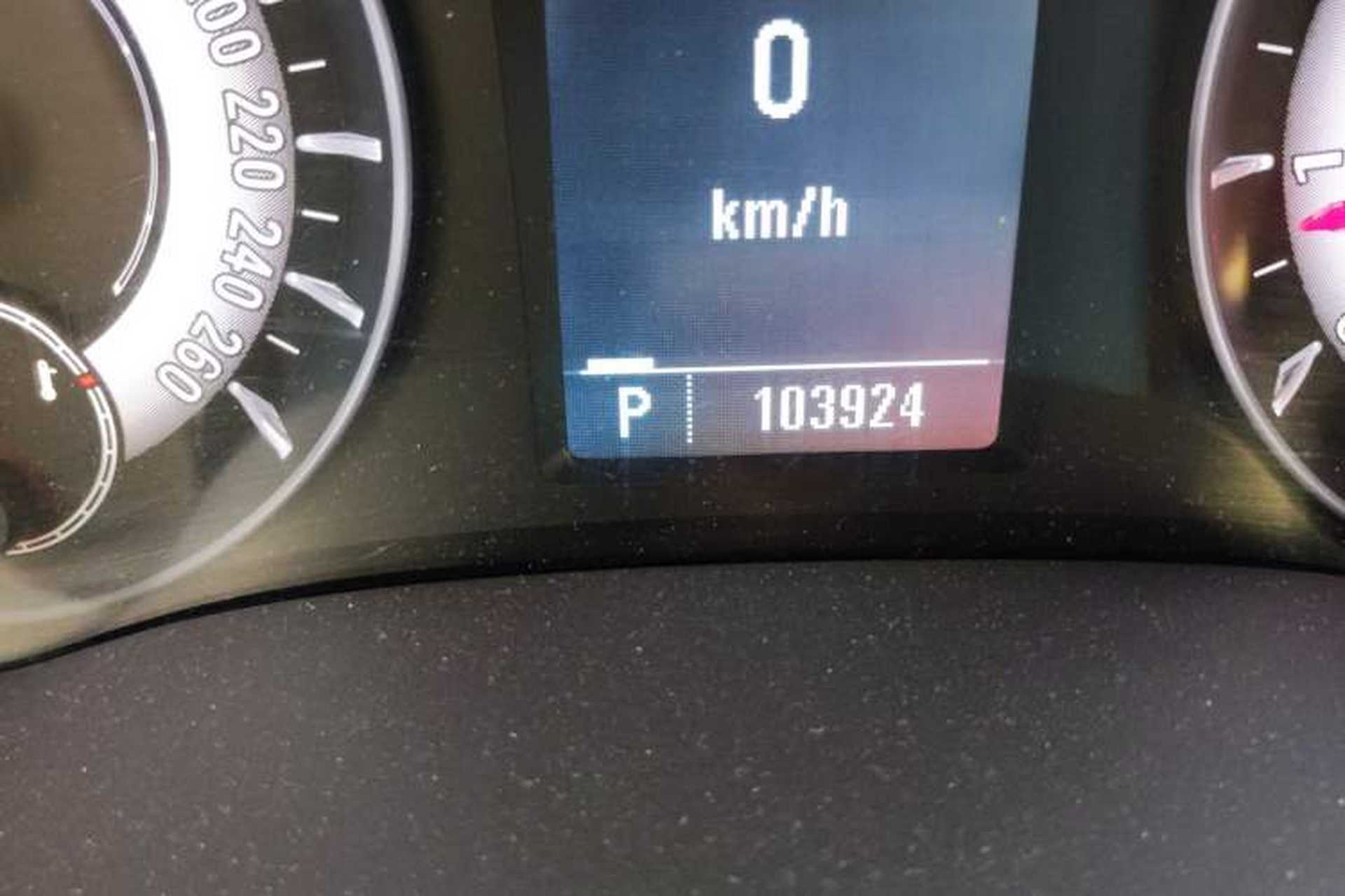 Used Roewe 950 2015 1.8T Elite Edition Odometer Close Up
