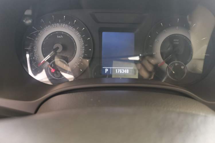 Used Roewe 950 2015 1.8T Elegant Edition Odometer Close Up
