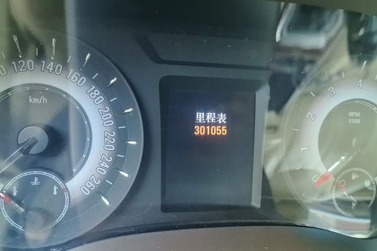 Used Roewe 950 2015 2.0T Luxury Executive Edition Odometer Close Up