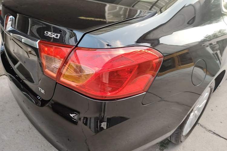 Used Roewe 950 2015 1.8T Elite Edition Right Rear Taillight