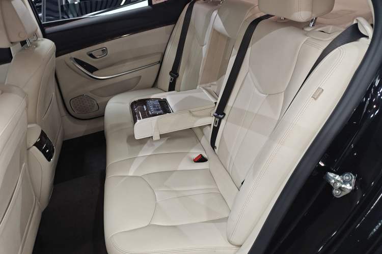 Used Roewe 950 2017 30T Internet Executive Supreme Edition Left Rear Seat