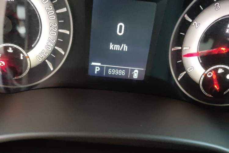 Used Roewe 950 2017 30T Internet Flagship Edition Odometer Close Up