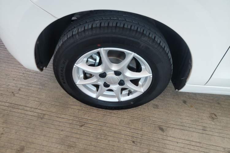Used Roewe Clever 2022 311km QiQi BoBo Edition Left Front Wheel Hub
