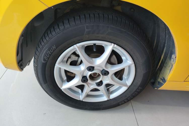 Used Roewe Clever 2022 311km QiQi BoBo Edition Left Front Wheel Hub