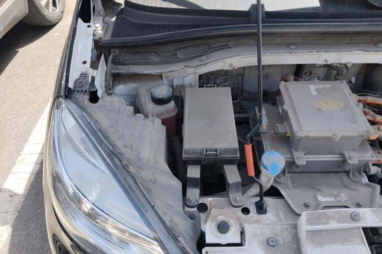 Used Roewe Clever 2021 302 km New Four-Seater Super-Efficient Version Engine Bay Right
