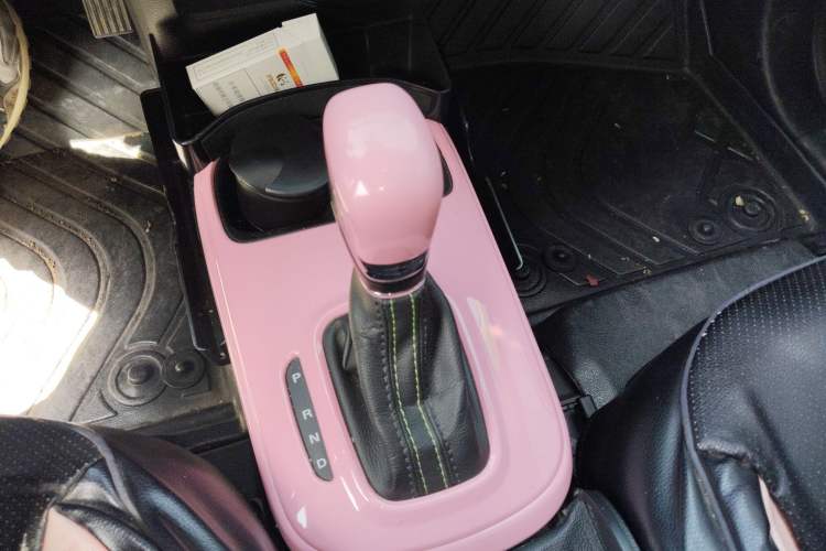 Used Roewe Clever 2021 302 km New Four-Seater Super-Efficient Version Gear Lever