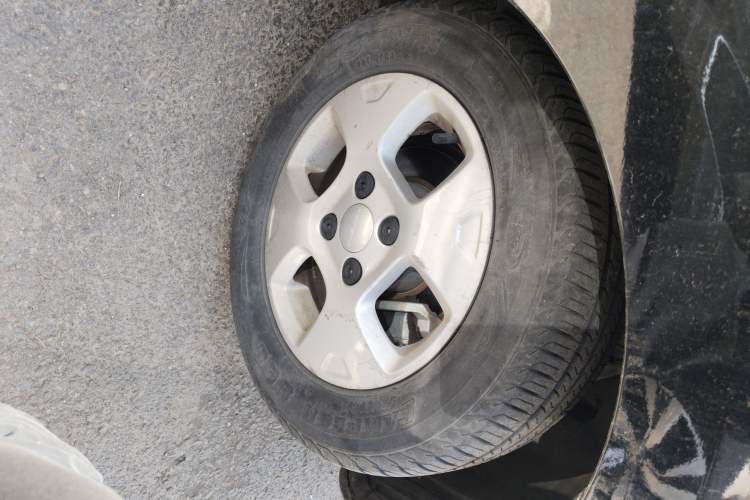 Used Roewe Clever 2021 302 km New Four-Seater Super-Efficient Version Right Front Wheel Hub