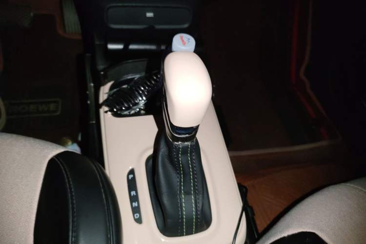 Used Roewe Clever 2021 302 km New Four-Seater Super-Efficient Version Gear Lever
