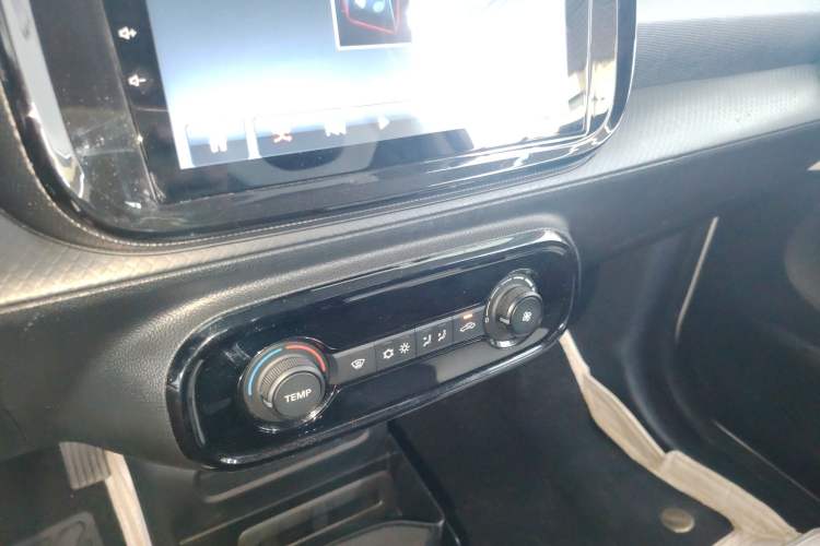 Used Roewe Clever 2021 302 km New Four-Seater Super-Efficient Version Audio And AC Panel