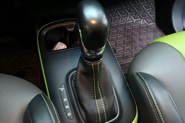 Used Roewe Clever 2021 302 km New Four-Seater Super-Efficient Version Gear Lever