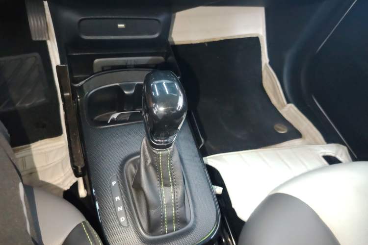 Used Roewe Clever 2021 302 km New Four-Seater Super-Efficient Version Gear Lever