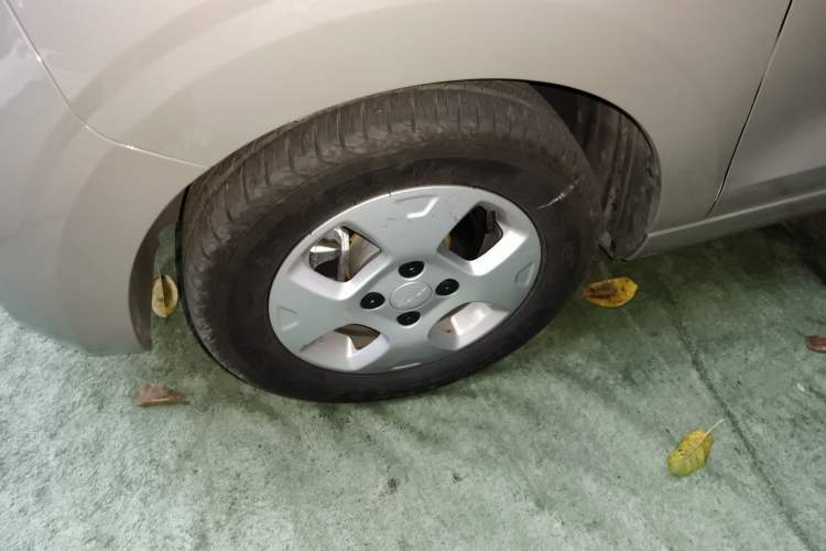 Used Roewe Clever 2021 302 km New Four-Seater Super-Efficient Version Left Front Wheel Hub