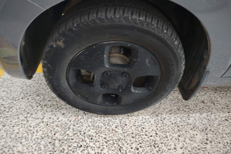 Used Roewe Clever 2021 302 km New Four-Seater Super-Efficient Version Left Front Wheel Hub