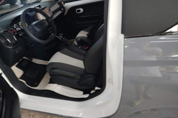 Used Roewe Clever 2021 302 km New Four-Seater Super-Efficient Version Left Rear Door Interior