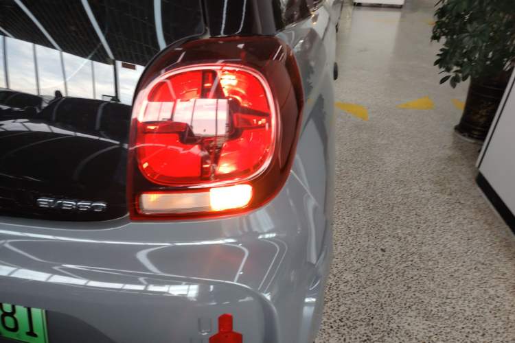 Used Roewe Clever 2021 302 km New Four-Seater Super-Efficient Version Right Rear Taillight