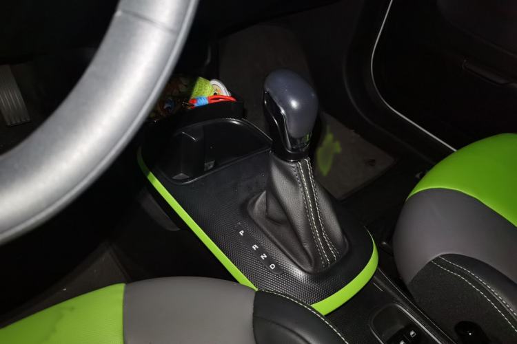 Used Roewe Clever 2021 302 km New Four-Seater Super-Efficient Version Gear Lever