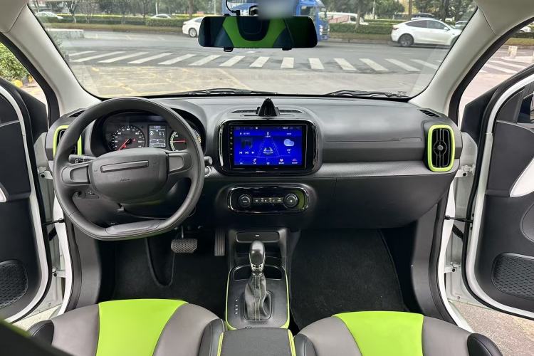 Used Roewe Clever 2021 302 km New Four-Seater Super-Efficient Version Interior 2