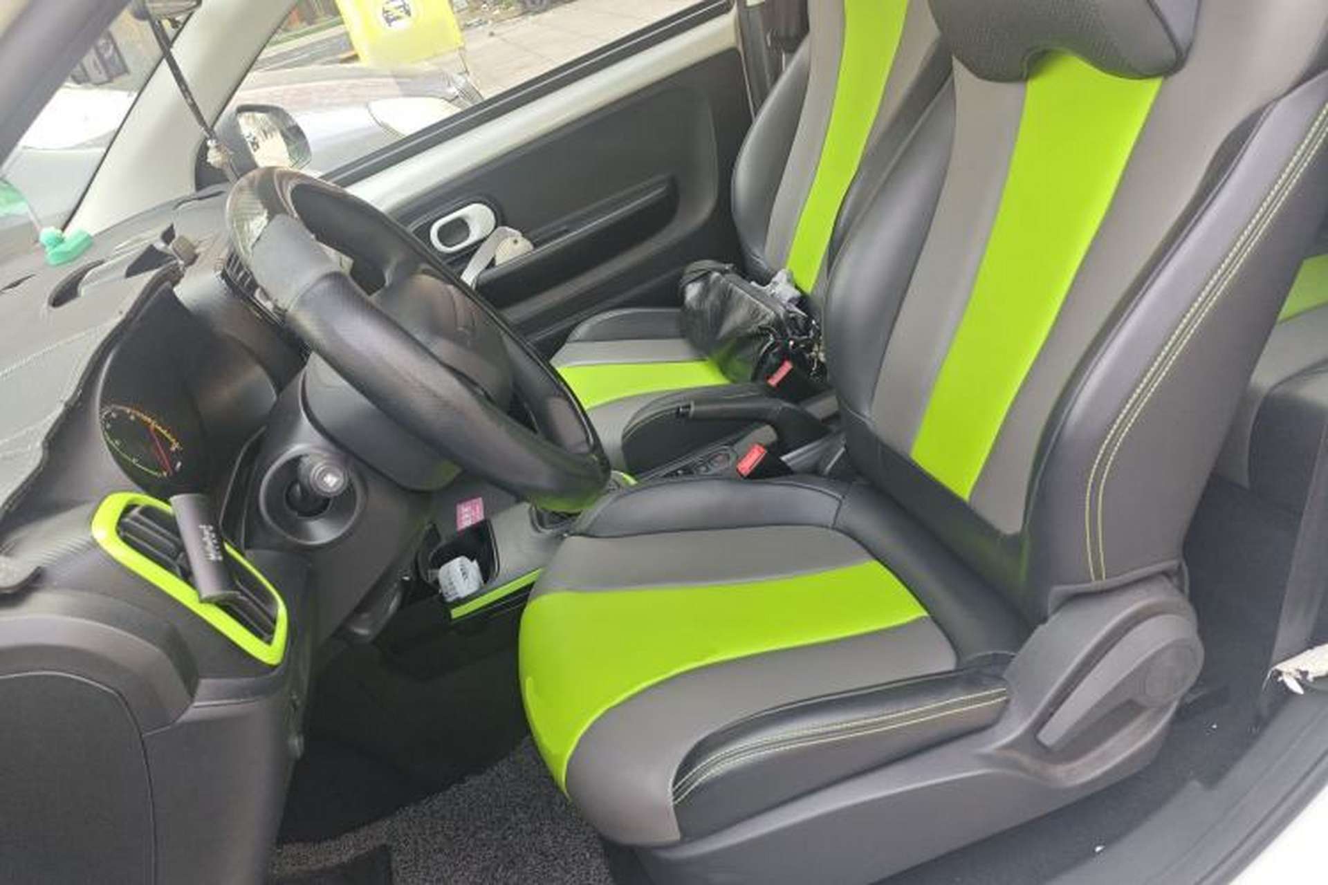 Used Roewe Clever 2021 302 km New Four-Seater Super-Efficient Version Left Front Seat