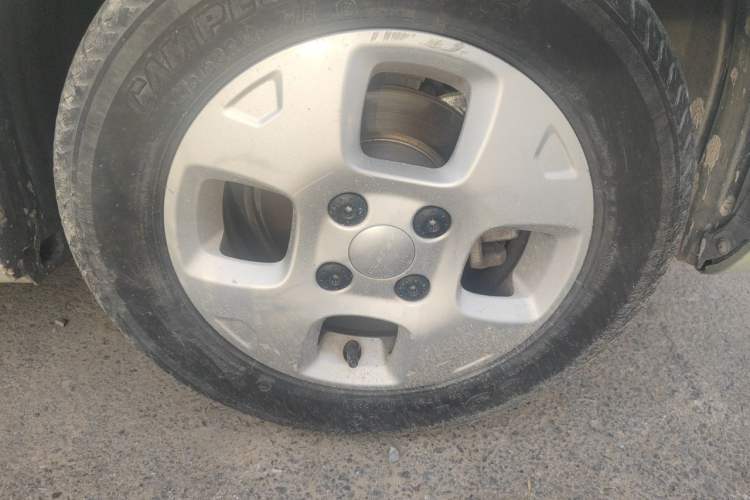 Used Roewe Clever 2021 302 km New Four-Seater Super-Efficient Version Right Front Wheel Hub