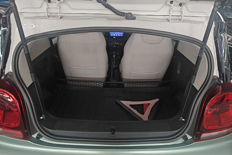 Used Roewe Clever 2021 302km All-Round Version Trunk