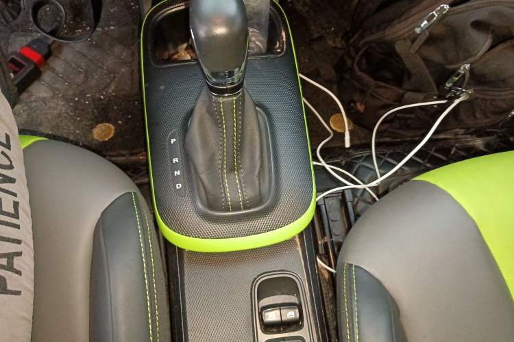 Used Roewe Clever 2021 302 km New Four-Seater Super-Efficient Version Gear Lever