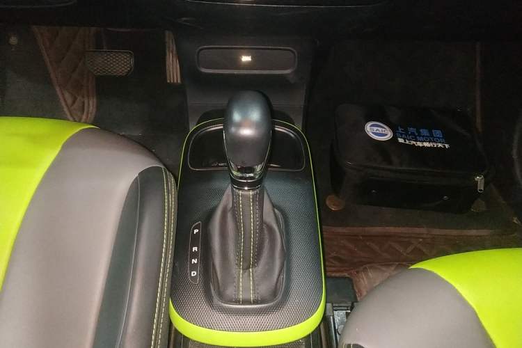 Used Roewe Clever 2021 302 km New Four-Seater Super-Efficient Version Gear Lever