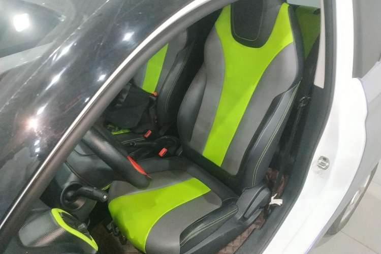 Used Roewe Clever 2021 302 km New Four-Seater Super-Efficient Version Left Front Seat