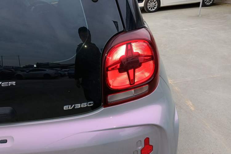 Used Roewe Clever 2021 302 km New Four-Seater Super-Efficient Version Right Rear Taillight