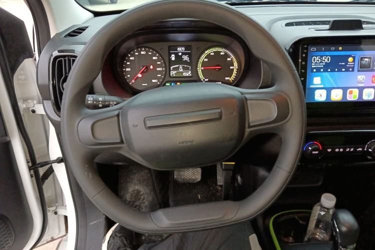 Used Roewe Clever 2021 302 km New Four-Seater Super-Efficient Version Steering Wheel