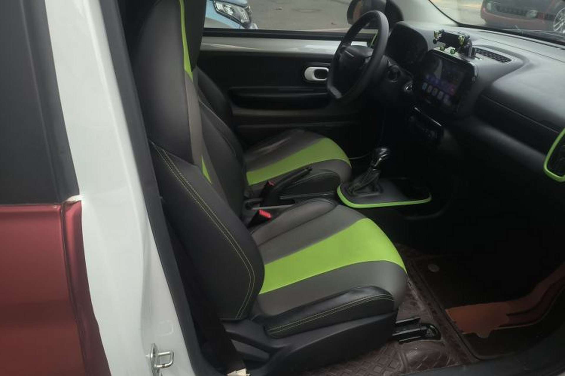 Used Roewe Clever 2021 302 km New Four-Seater Super-Efficient Version Right Front Seat