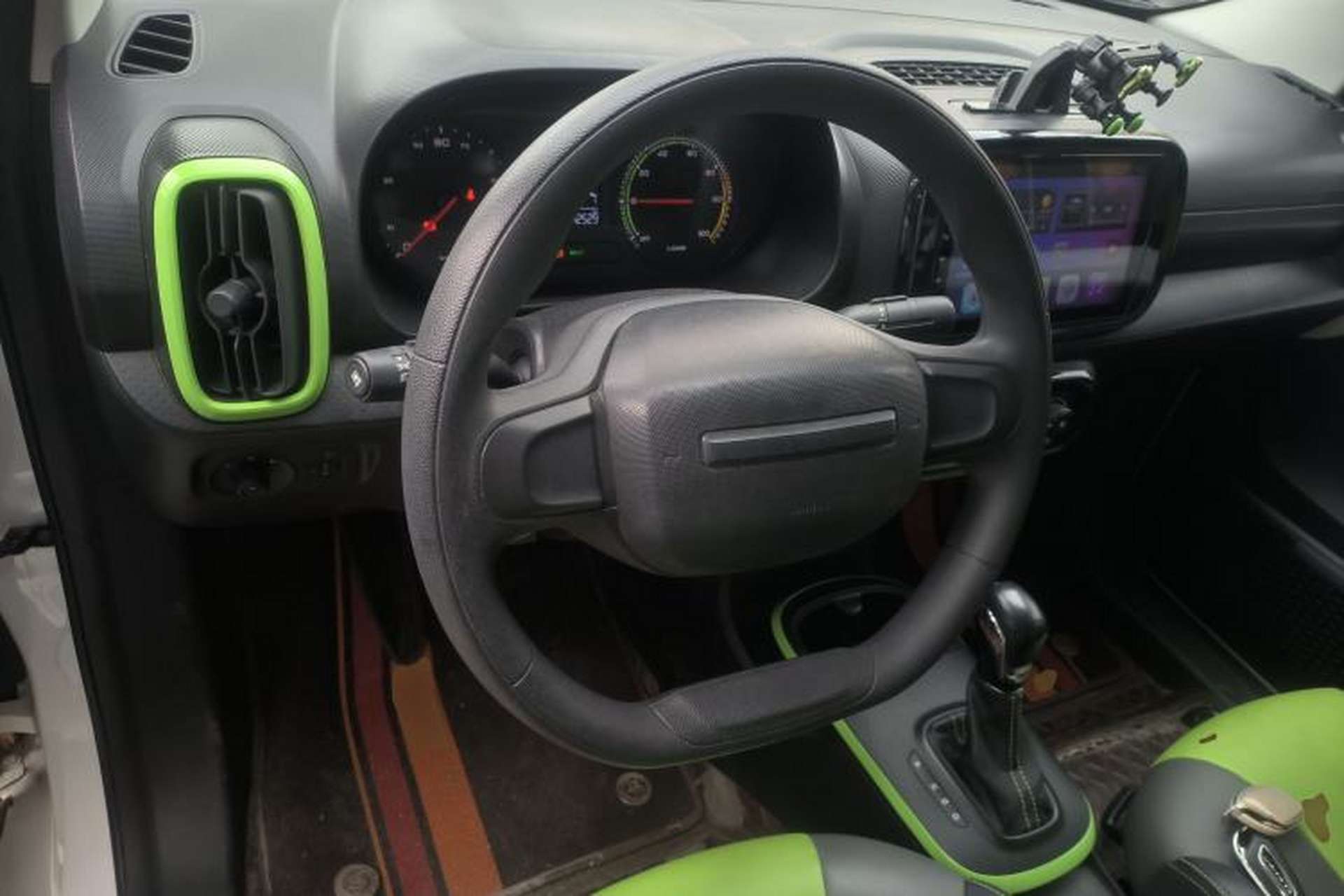 Used Roewe Clever 2021 302 km New Four-Seater Super-Efficient Version Steering Wheel