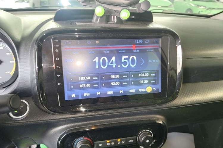 Used Roewe Clever 2021 302 km New Four-Seater Super-Efficient Version Audio And AC Panel