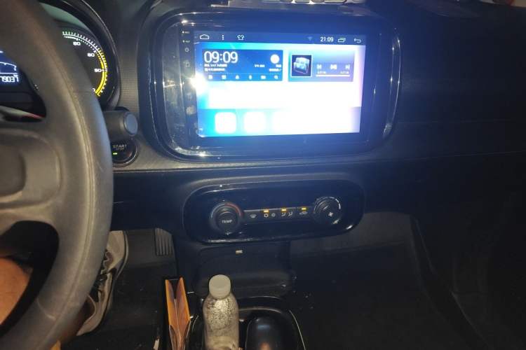 Used Roewe Clever 2021 302 km New Four-Seater Super-Efficient Version Audio And AC Panel