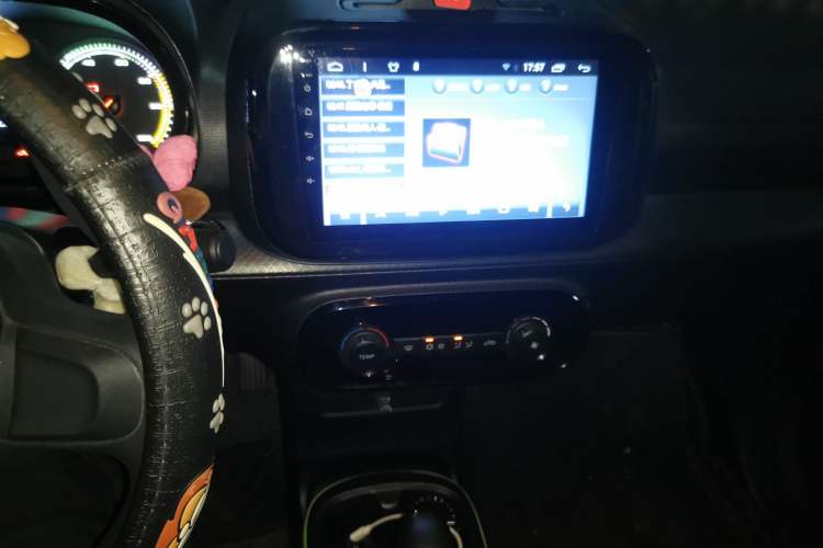 Used Roewe Clever 2021 302 km New Four-Seater Super-Efficient Version Audio And AC Panel